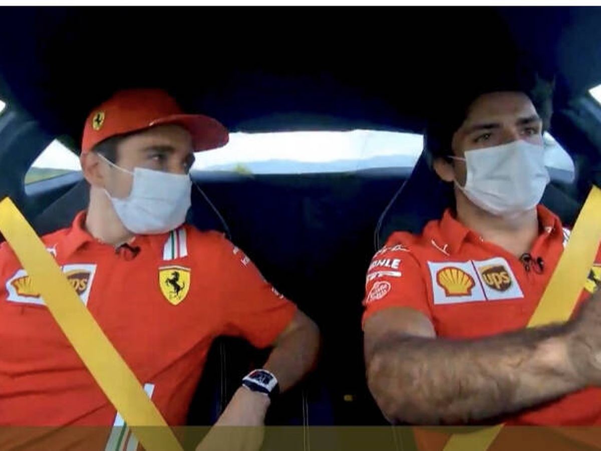 Foto: Carlos Sainz y Charles Leclerc ofrecían en una fresca conversación sus impresiones tras la carrera a bordo de su Ferrari Roma
