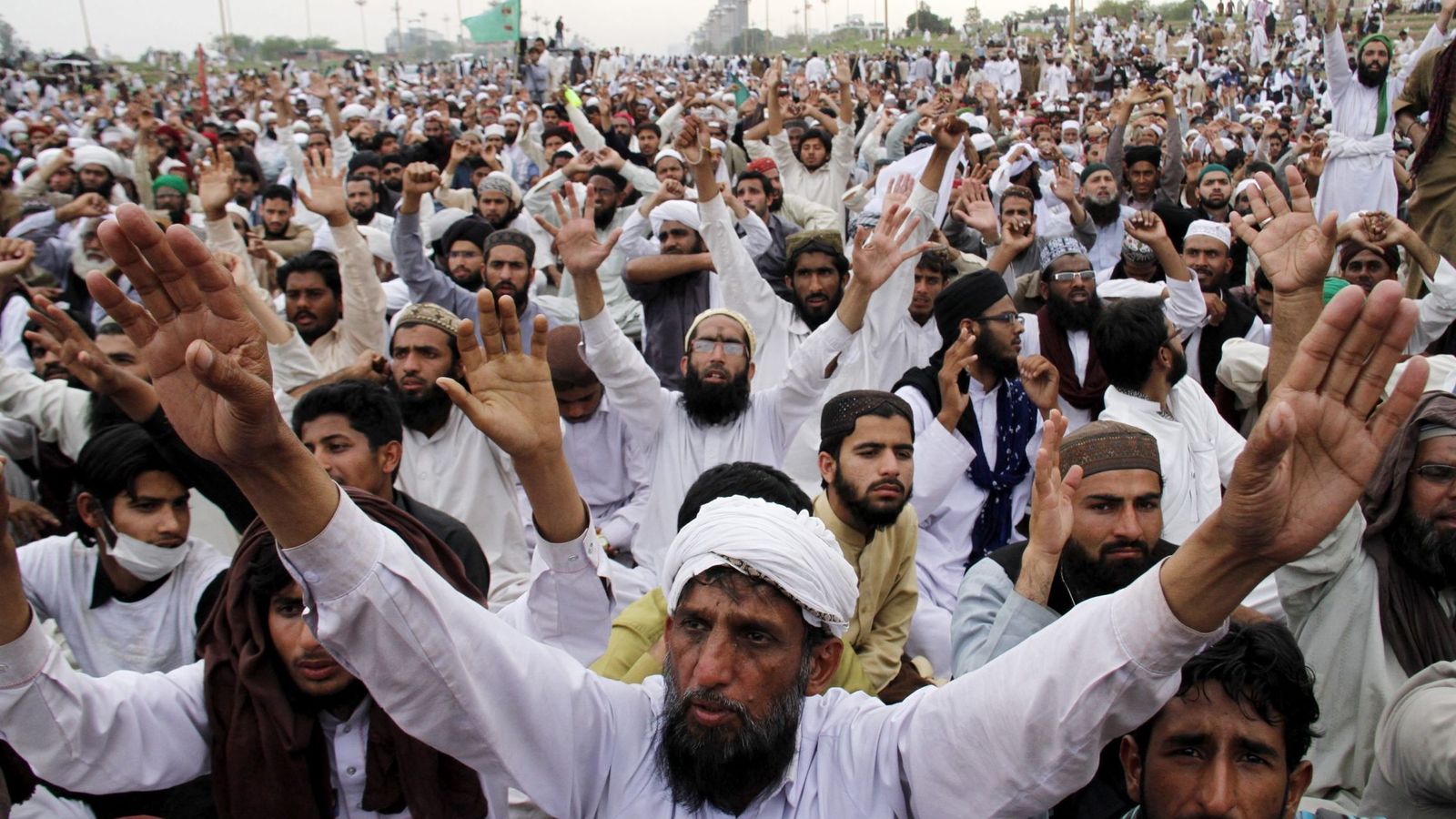 Foto: Miles de islamistas protestan frente al Parlamento paquistaní. (EFE)