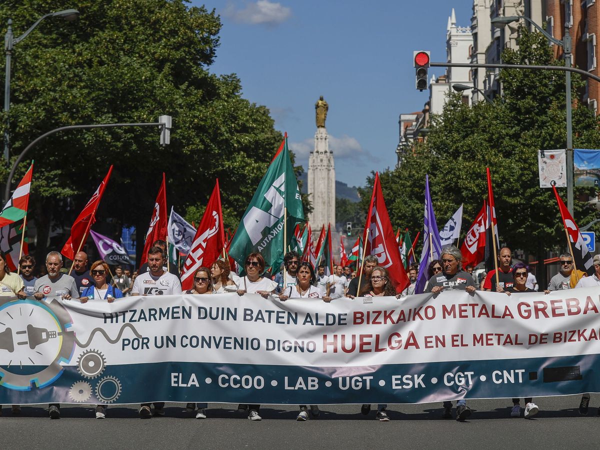 Foto: Los sindicatos se movilizan en las calles de Bilbao. (EFE)
