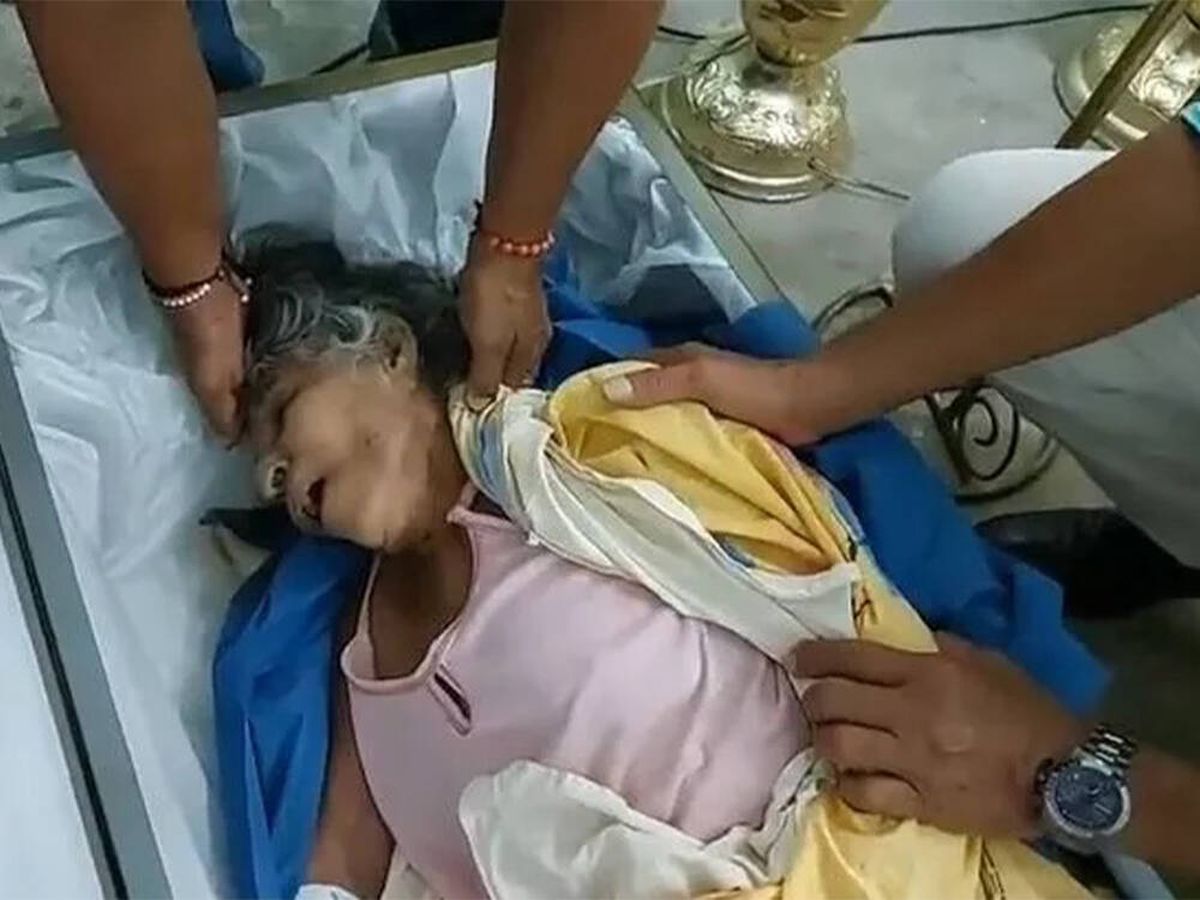 Foto: Una mujer se despierta durante su funeral: Ecuador investiga ahora si el médico se equivocó (Twitter)