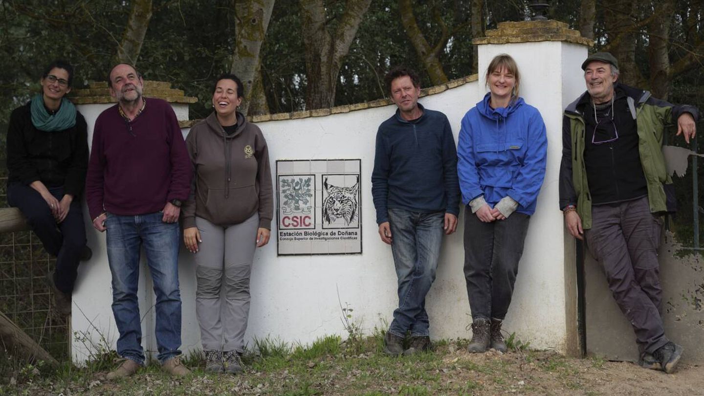 Grupo de investigación de la EBD-CSIC, con Ibáñez, segundo por la izquierda, y Juste, a la derecha. (Cedida)