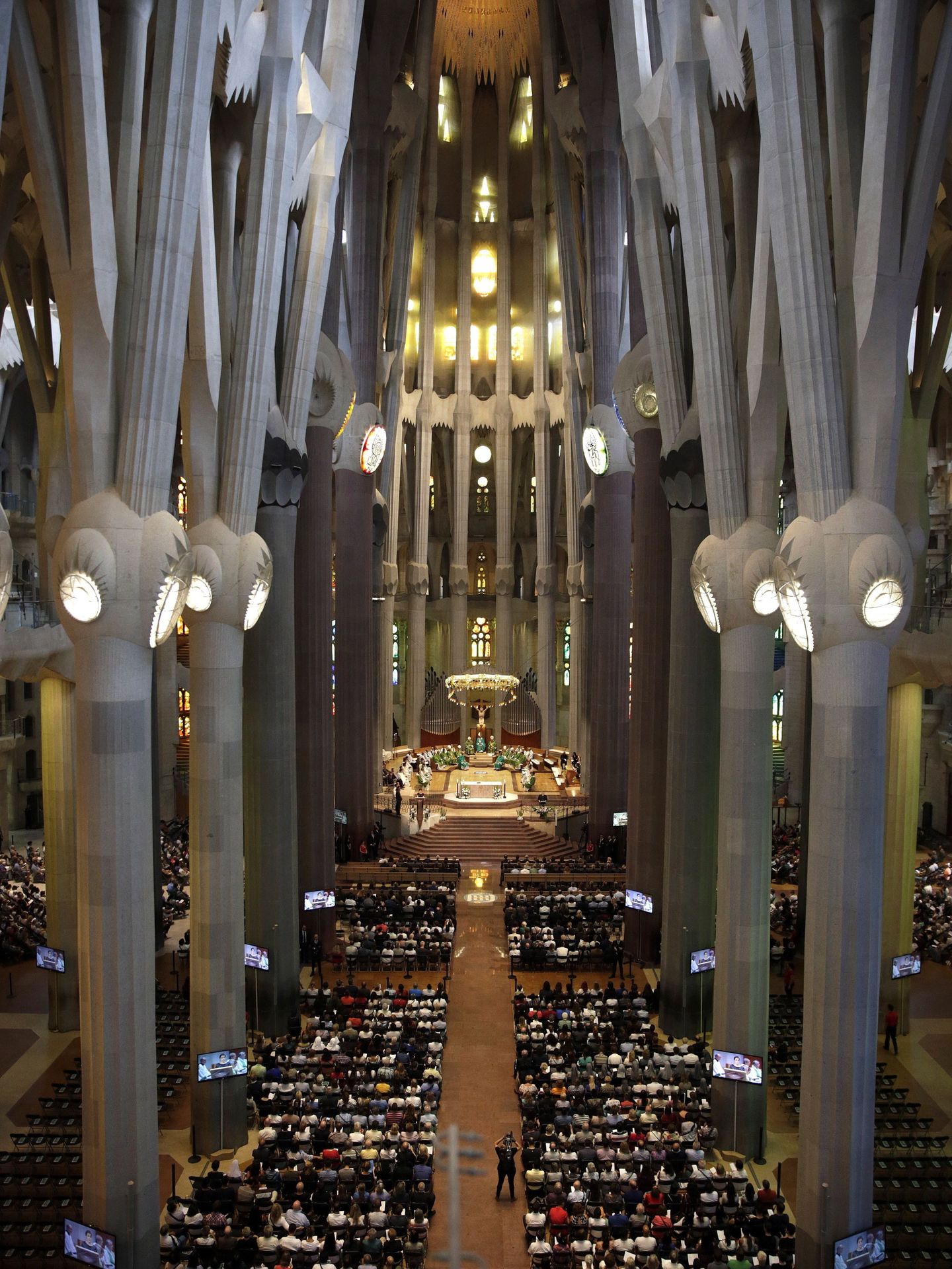 Vista de la basílica de la Sagrada Familia durante la misa por la paz en memoria de las víctimas de los atentados de Barcelona y Cambrils. (EFE)