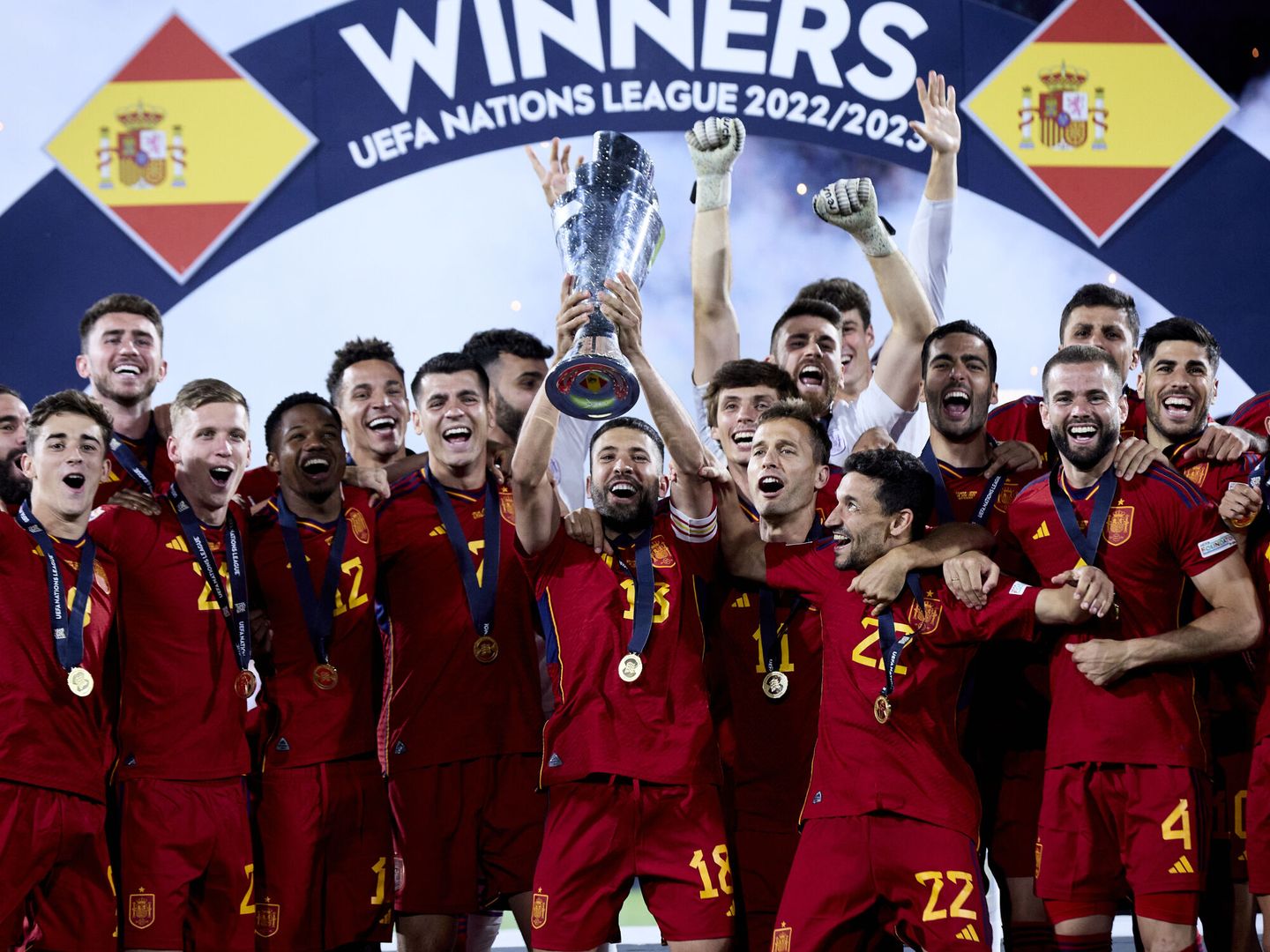 Jordi Alba levanta el trofeo de la Liga de Naciones. (EFE/EPA/Maurice Van Steen) 