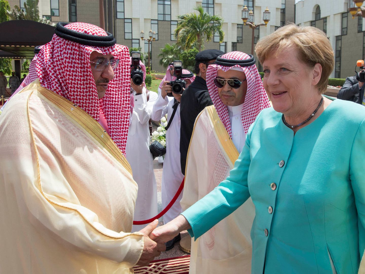 Angela Merkel saluda al príncipe Mohammed bin Nayef en Yeda. (Reuters)
