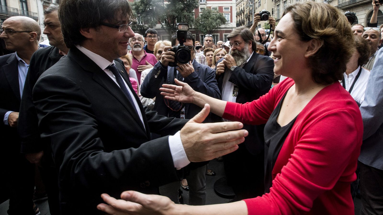 Foto: Puigdemont y Colau. (EFE)