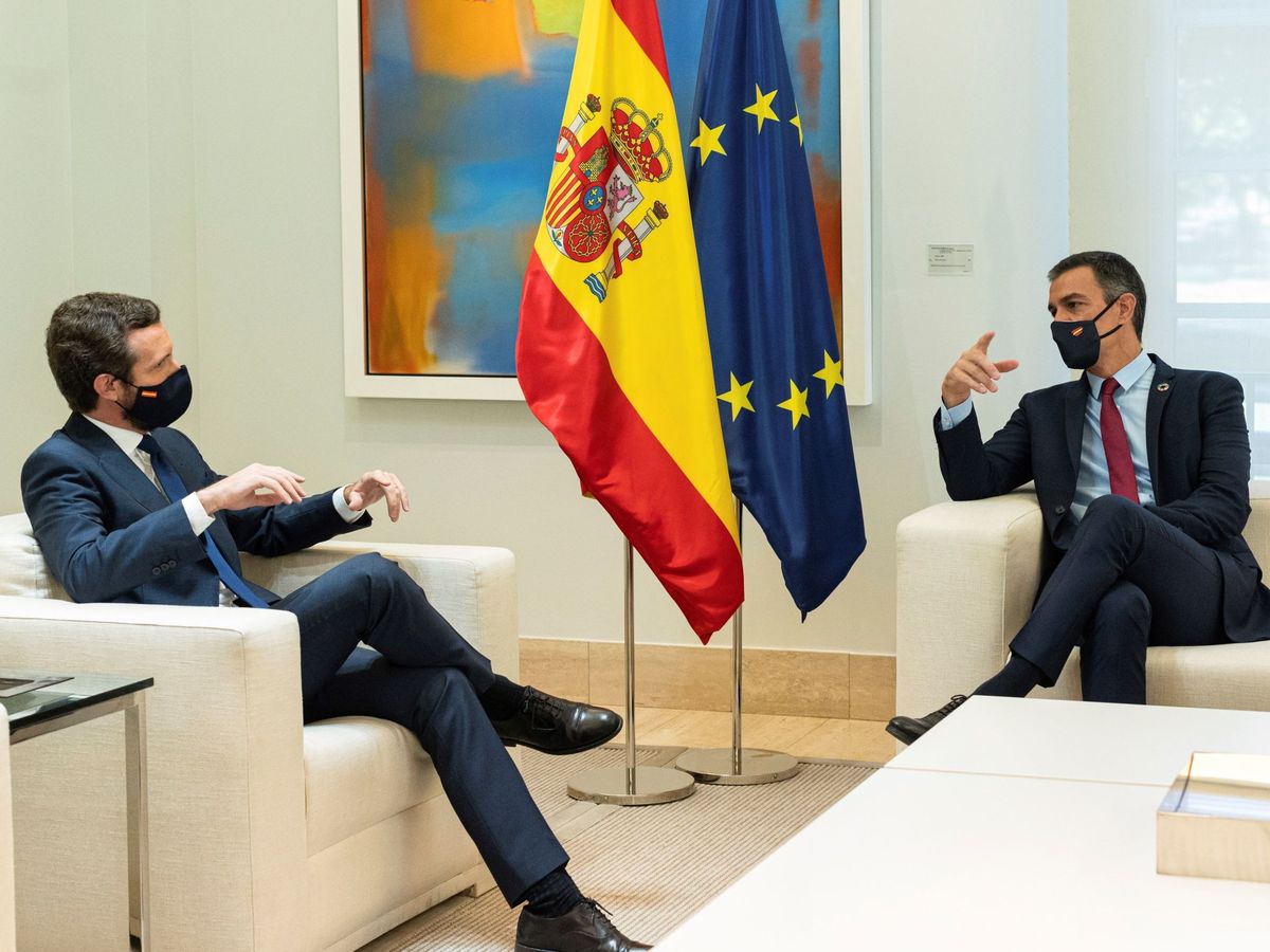 Foto: Reunión en Moncloa entre el presidente del Gobierno, Pedro Sánchez (d), y el líder del PP, Pablo Casado (i), el pasado septiembre. (EFE)