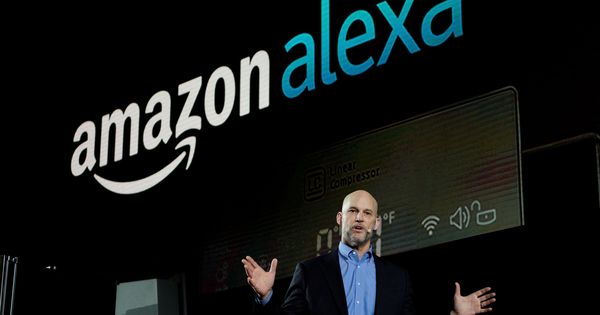 Foto: Mike George, vicepresidente de Alexa, Echo y la tienda de aplicaciones de Amazon, durante el CES de Las Vegas. (Reuters)