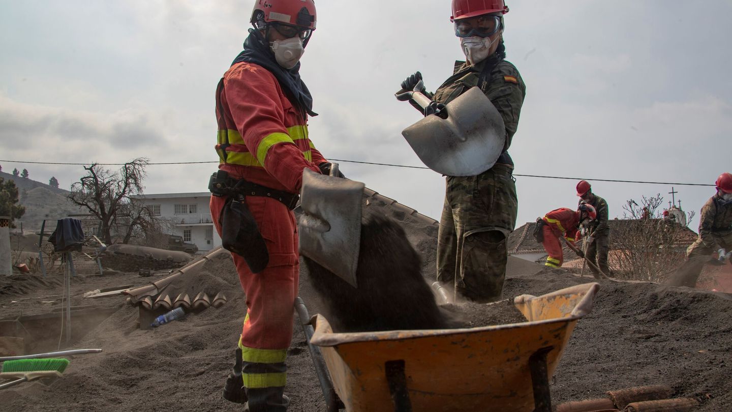 Efectivos de la UME y del Ejército de Tierra durante las tareas de limpieza de la ceniza residual por la erupción del volcán Cumbre Vieja. (EFE/Luismi Ortiz)