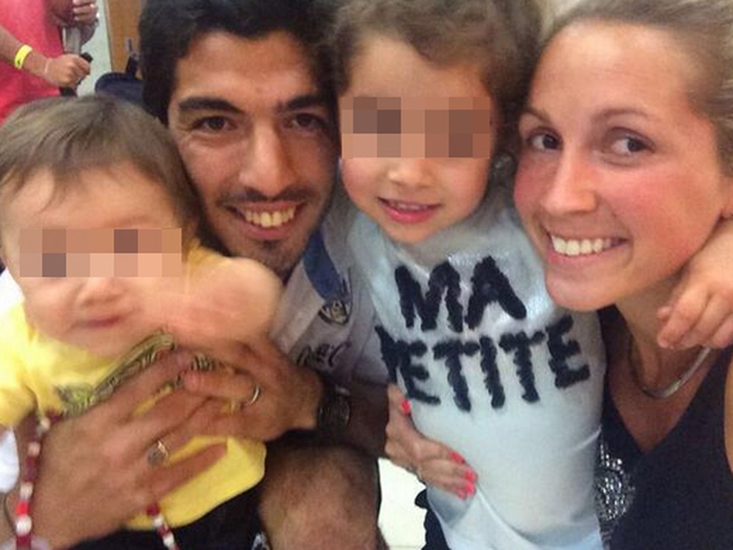 Luis Suárez junto a su mujer Sofía y sus dos hijos, Delfina y Benjamín (Twitter)