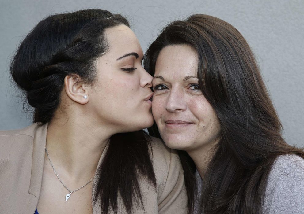 Foto: Manon Serrano, una de las dos niñas intercambiadas al nacer besa a su madre no biológica (REUTERS)