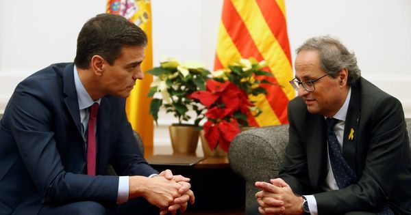 Foto:  El presidente del Gobierno, Pedro Sánchez, y el de la Generalitat, Quim Torra (d), durante la reunión en Pedralbes. (EFE)