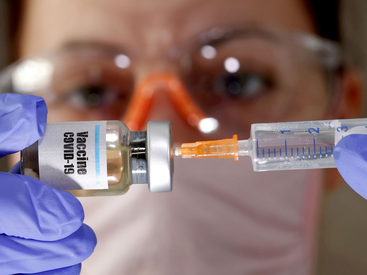 Foto: Una científica sostiene una dosis de la vacuna contra el covid-19. (Reuters)