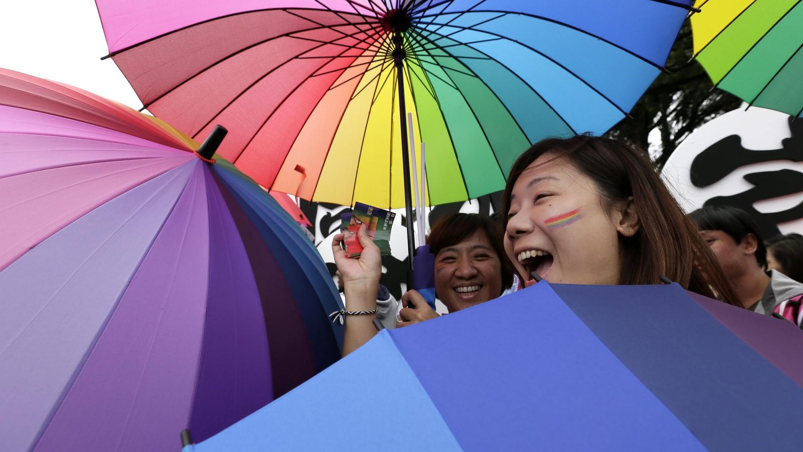Foto: Dos asistentes a la marcha del orgullo gay en Taipei. (EFE)
