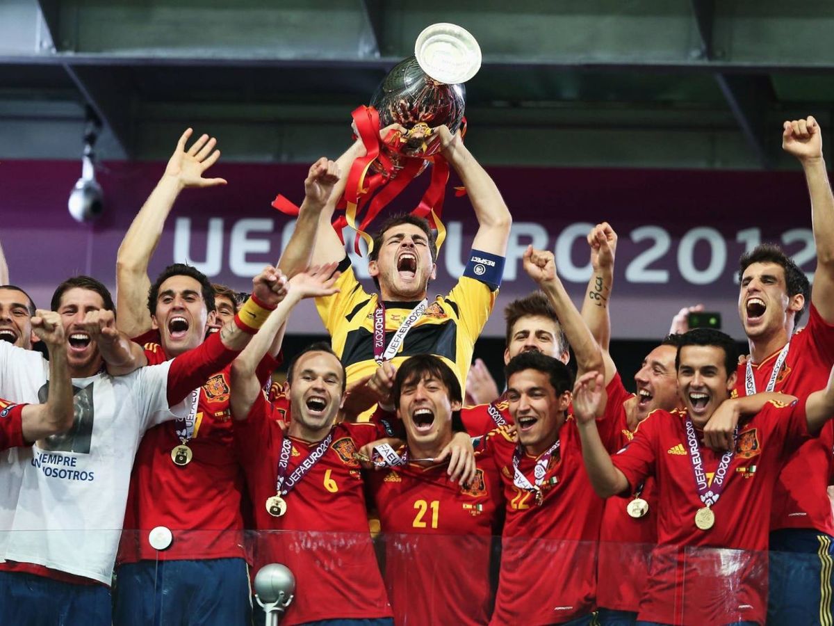 Foto: Iker Casillas levanta el trofeo de campeones en la Eurocopa 2012. (IkerCasillas).