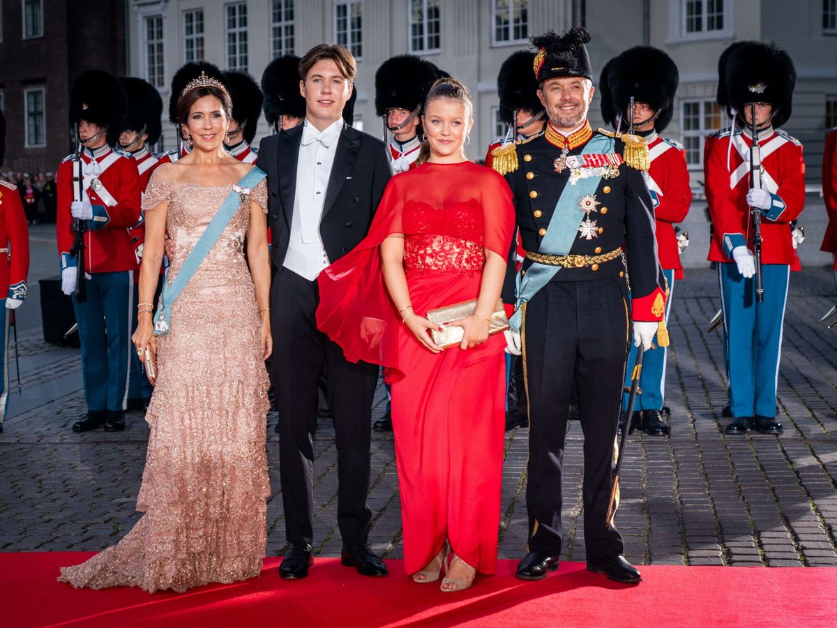 Foto: Isabella, con un espectacular look rojo, posa junto a la familia real. (EFE)