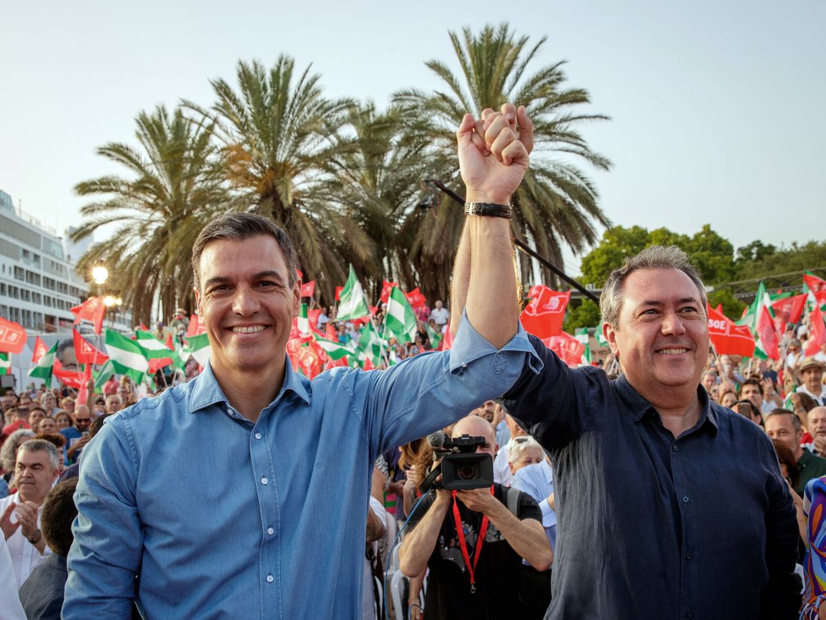 Foto: Sánchez y Espadas en el acto de cierre de campaña de los socialistas. (EFE/Julio Muñoz)
