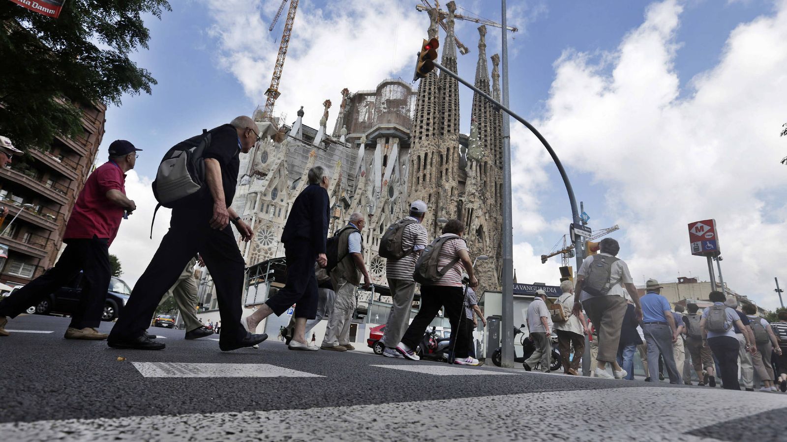 Foto: Un grupo de turistas llega a las inmediaciones de la Sagrada Familia de Barcelona. (EFE)