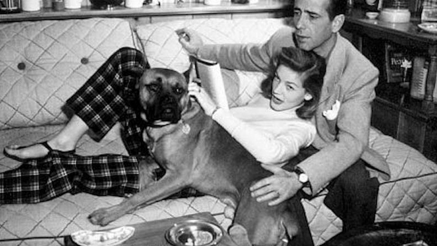 Bacall y Bogart con su perro. (Reuters)
