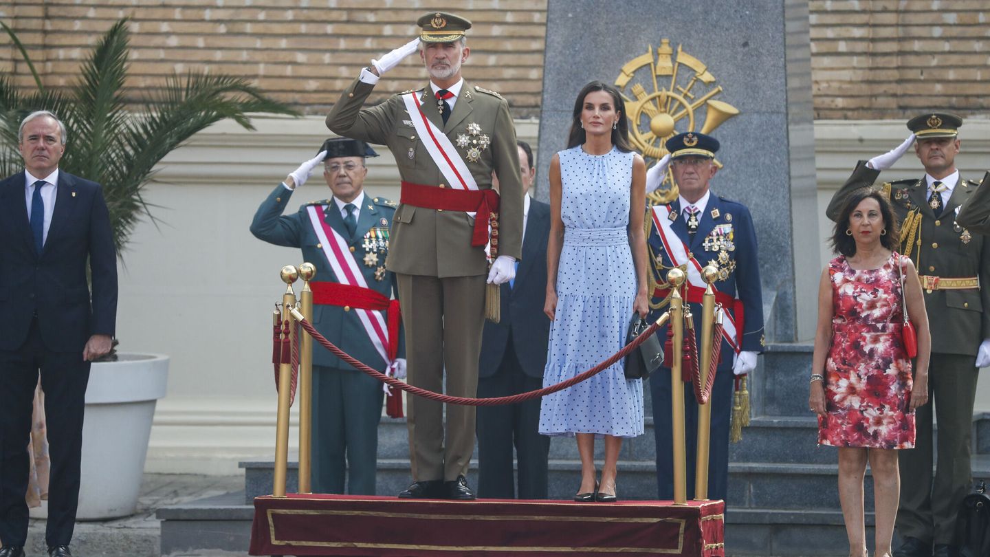 El rey Felipe VI y la reina Letizia, durante la jura de bandera de la Princesa de Asturias. (EFE/Javier Cebollada)