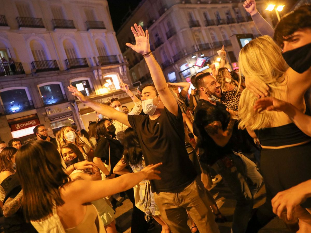 Foto: Jóvenes en la Puerta del Sol con el fin del estado de alarma. (EFE)
