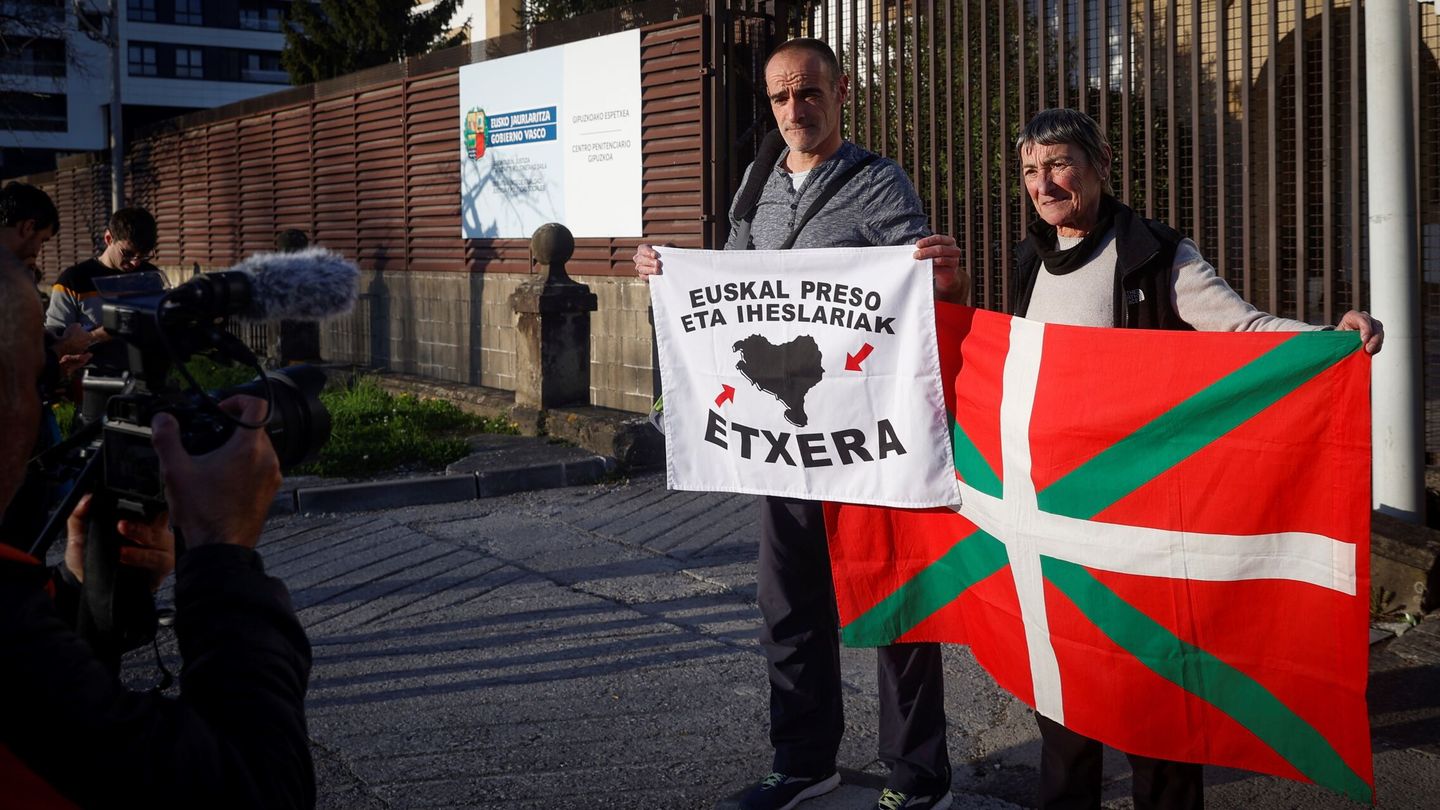 El preso de ETA Xabier Atristain (izquierda) posa tras abandonar en febrero la prisión. (EFE)
