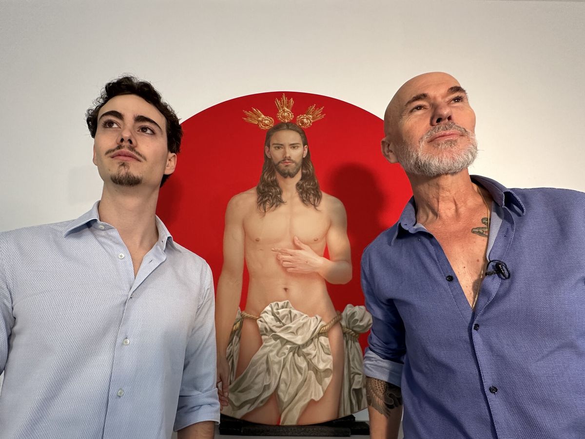 Foto: Salustiano García (derecha), el autor del Cartel de la Semana Santa de Sevilla en 2024, junto a la obra y el modelo, su hijo Horacio. (EFE/David Arjona) 