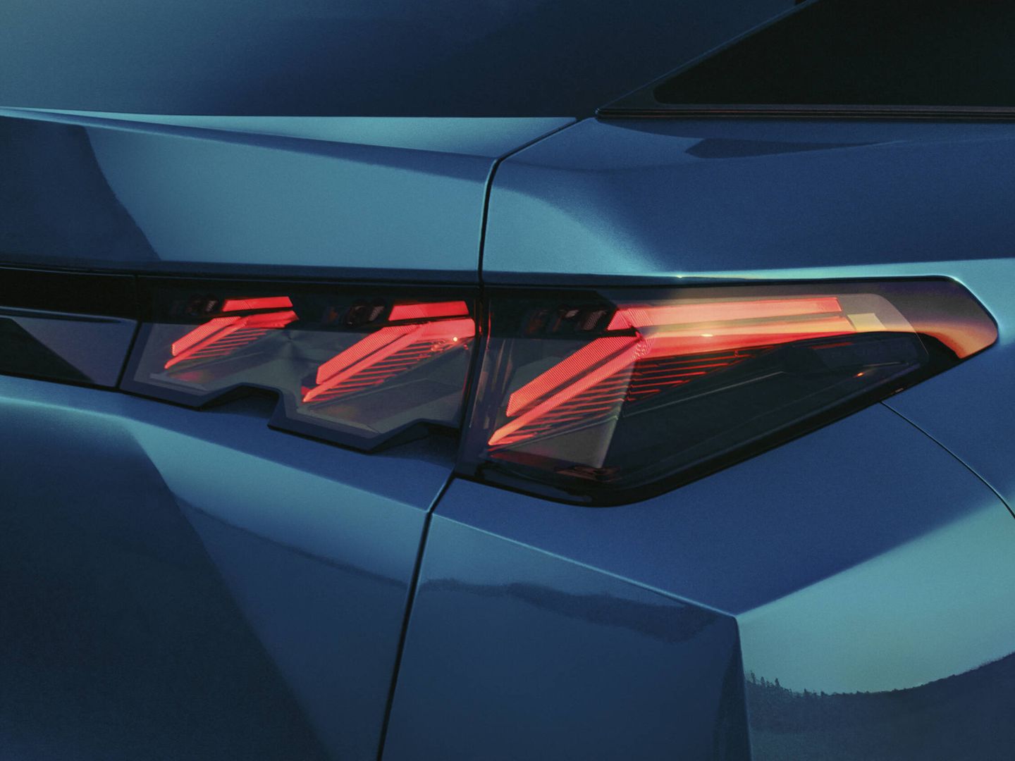 En las ópticas traseras, la típica triple garra de Peugeot. Y con efecto 3D en el e-3008 GT.