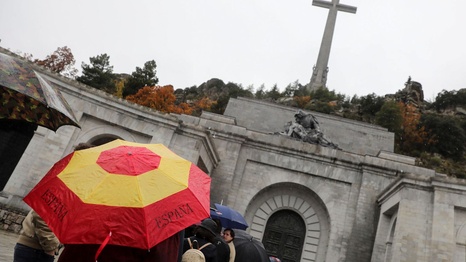 Foto: Fila de gente para acceder a la basílica del Valle de los Caídos. (Reuters)
