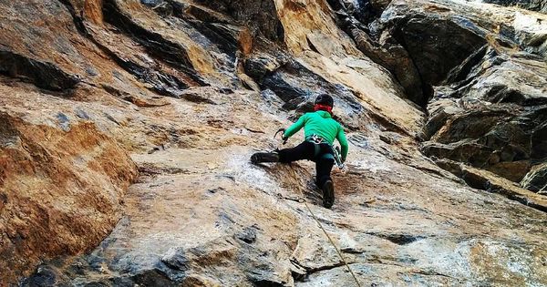 Foto: Mariona Aubert trepando por roca.