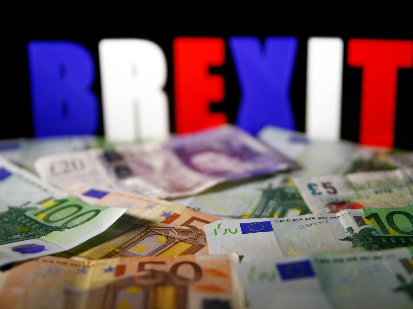 Billetes de euro y libra ante la palabra Brexit. (Reuters)  