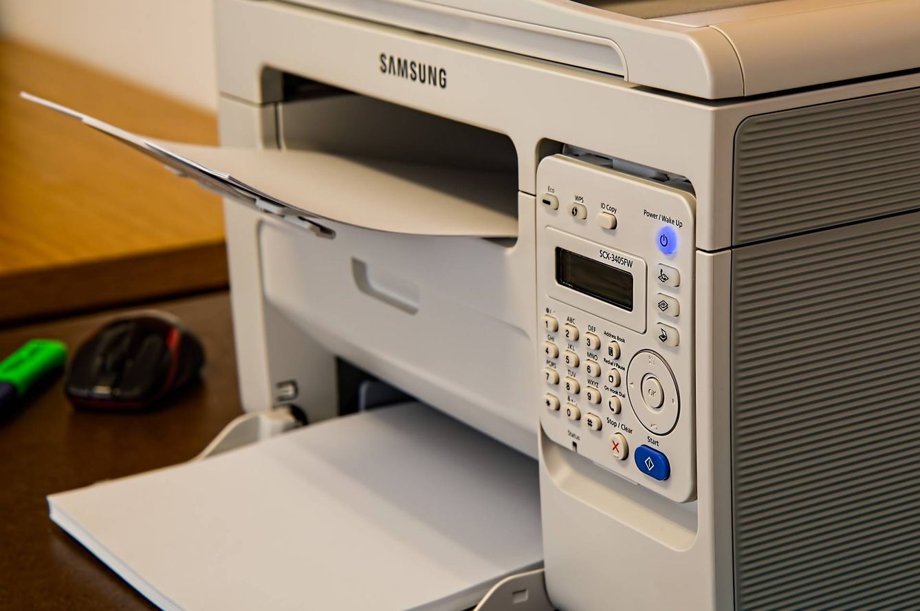 Según el modelo, las impresoras se pueden conectar a redes o carpetas compartidas. Hay que tener cuidado con qué atributos de los documentos de la bandeja de salida se pueden visionar. (Imagen: Pixabay)