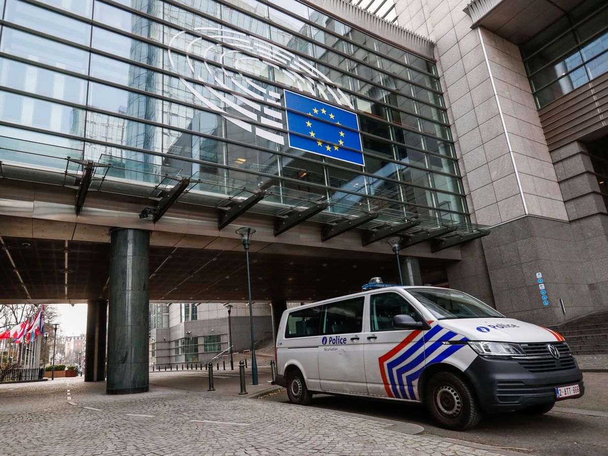Foto: Un coche de la Policía frente a las dependencias del Parlamento Europeo. (EFE)
