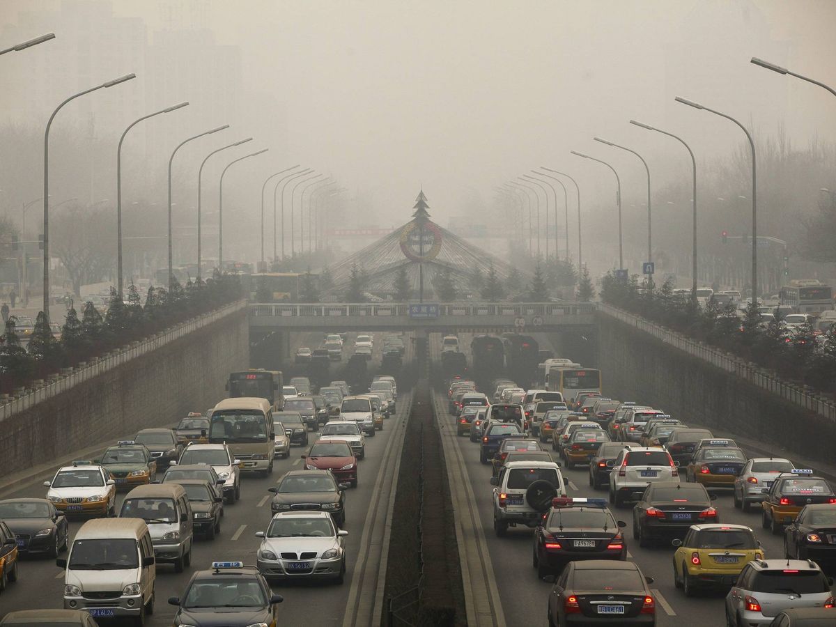 Foto: ¿La contaminación del aire por el tráfico aumenta el riesgo de demencia? (EFE/Diego Azubel)