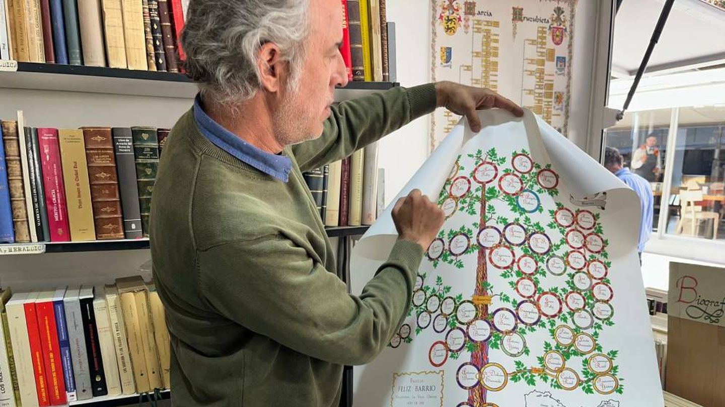 Álvaro Prieto mostrando uno de los últimos árboles genealógicos que ha elaborado. (A.F.)