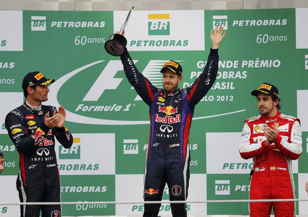 Foto: Sebastian Vettel celebra su victoria ante la mirada de Webber y Alonso.