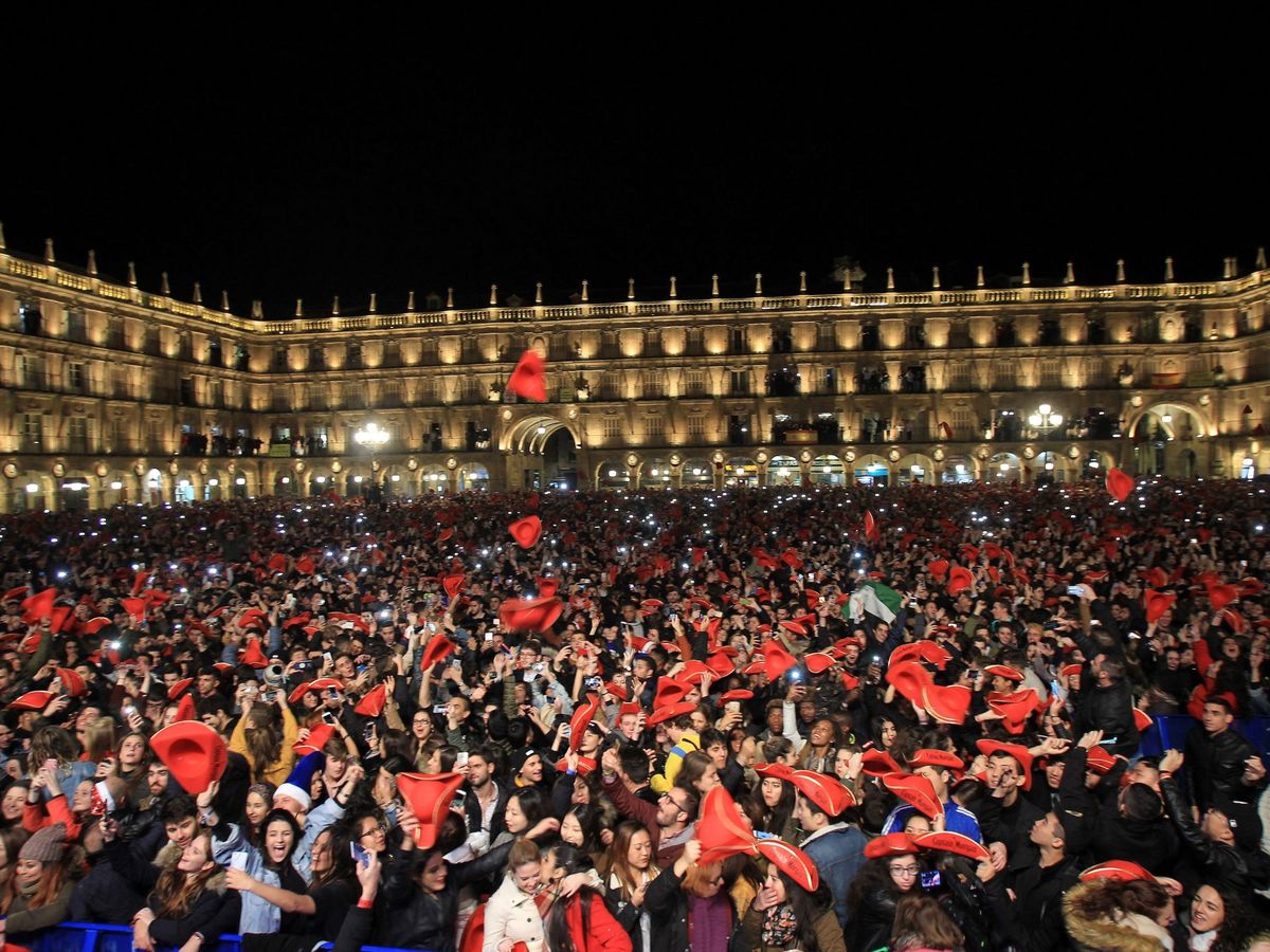 Foto: La Plaza Mayor de Salamanca acogerá un año más a miles de jóvenes en su nochevieja universitaria. (EFE/J.M.GARCIA)