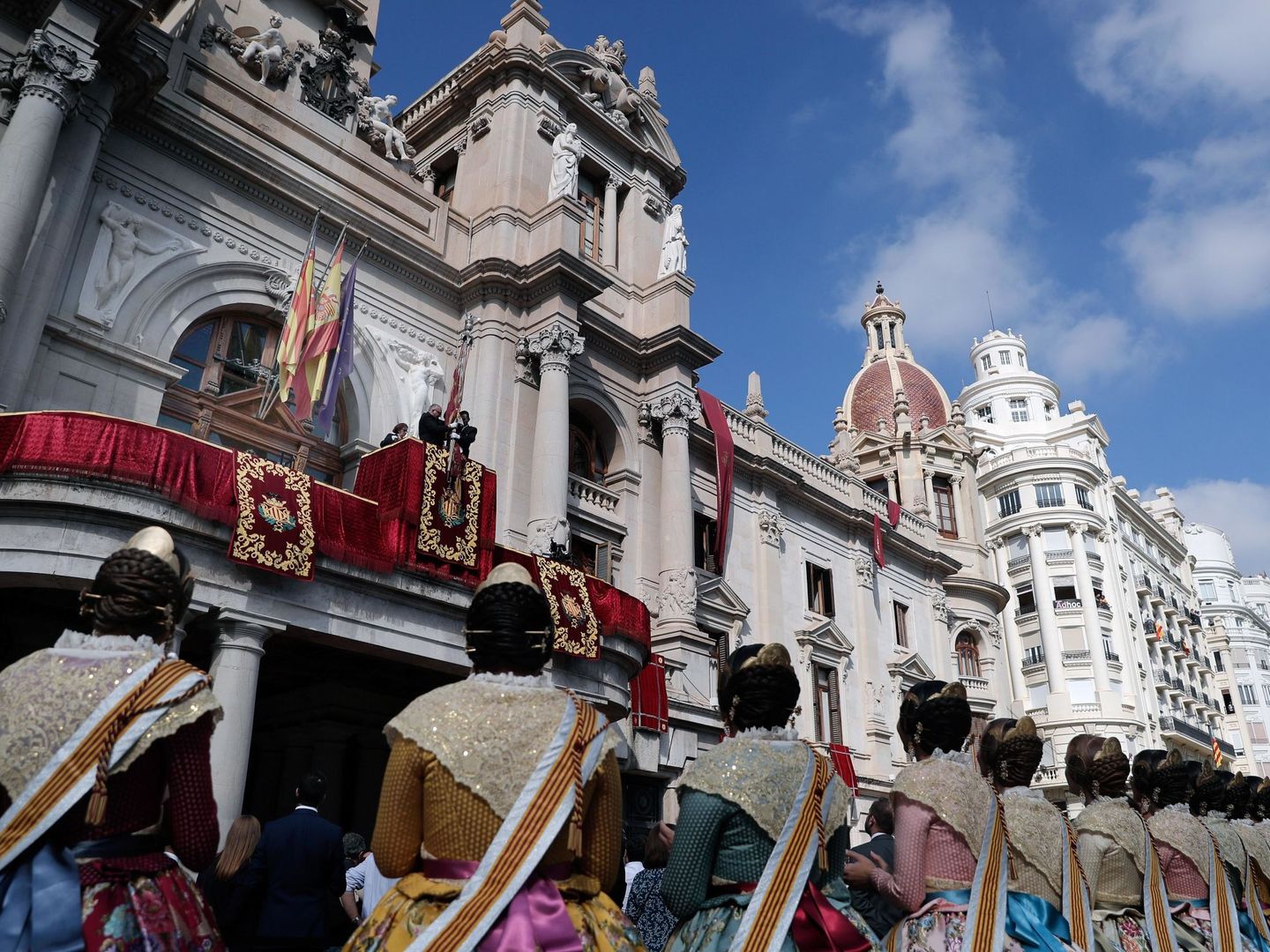 Falleras observan la bajada de la Real Senyera en la procesión del Día de la Comunidad Valenciana (EFE)