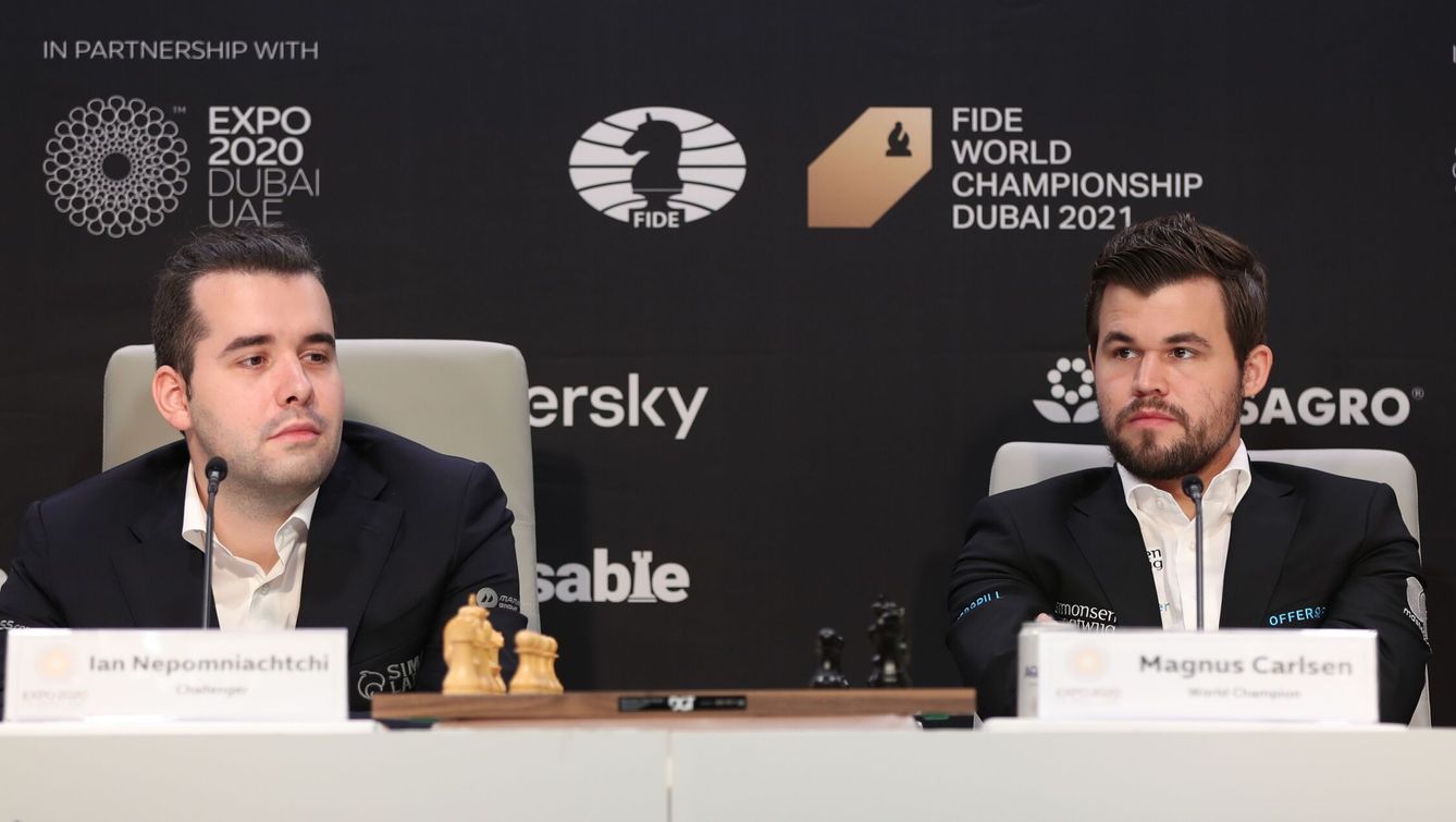 Ian Nepomniachtchi (i) y Magnus Carlsen. (EFE)