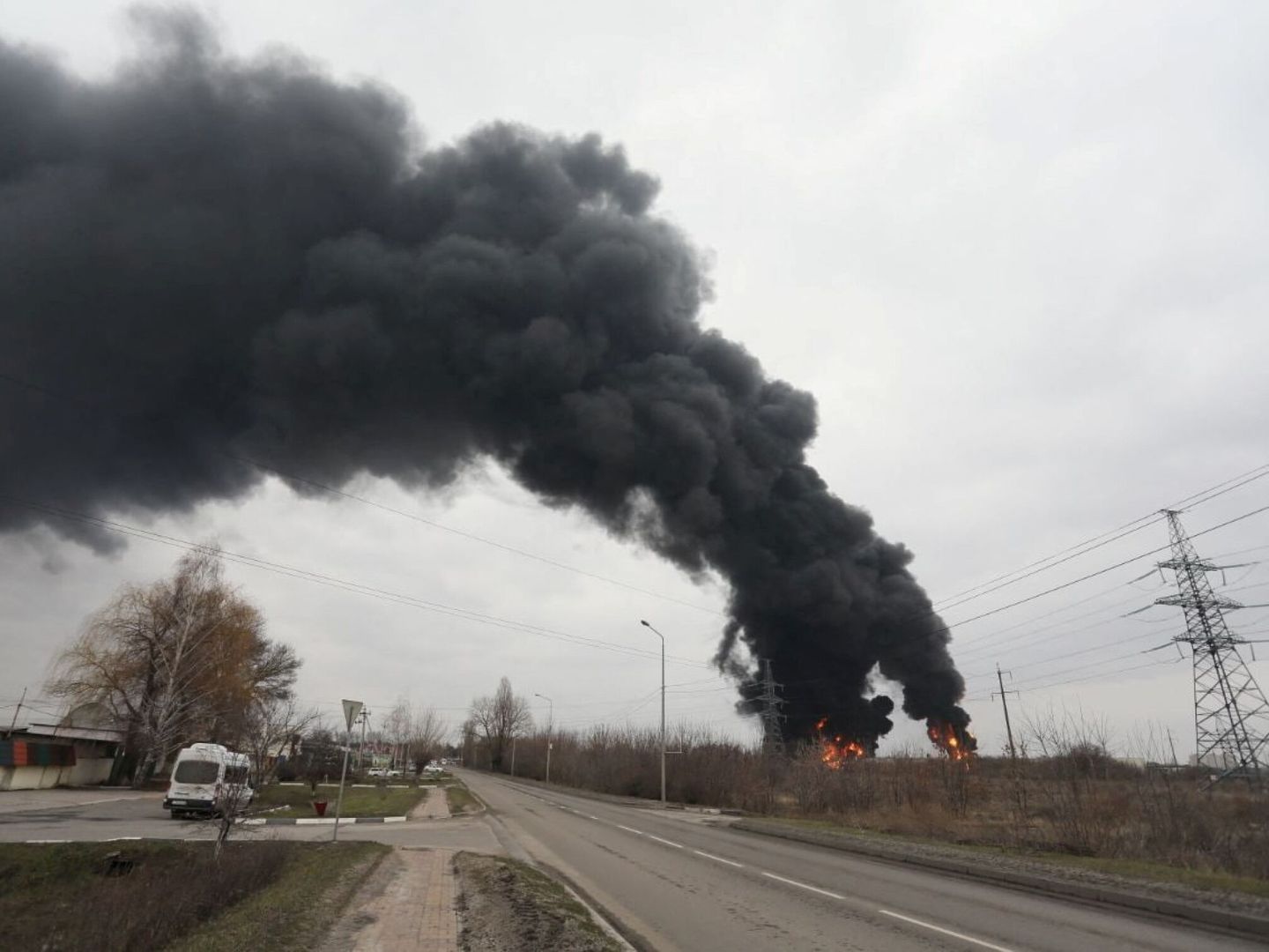 Un depósito de gasolina en llamas en la ciudad de Belgorod, Rusia. (Reuters/ Pavel Kolyadin/BelPressa)