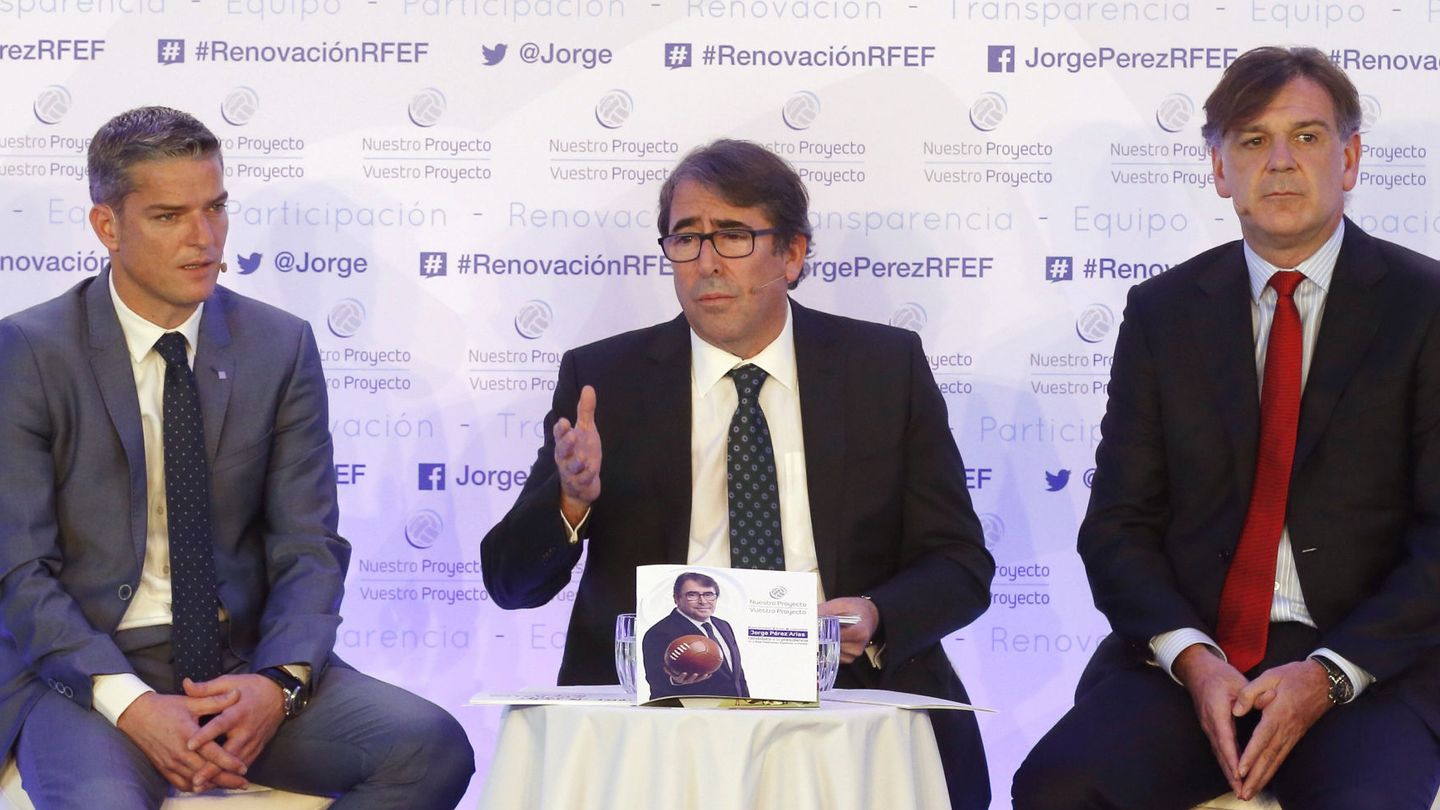 Jorge Pérez Arias, entre Luis Gil y Santiago Nebot, durante la presentación de su candidatura a la presidencia de la RFEF. (EFE)