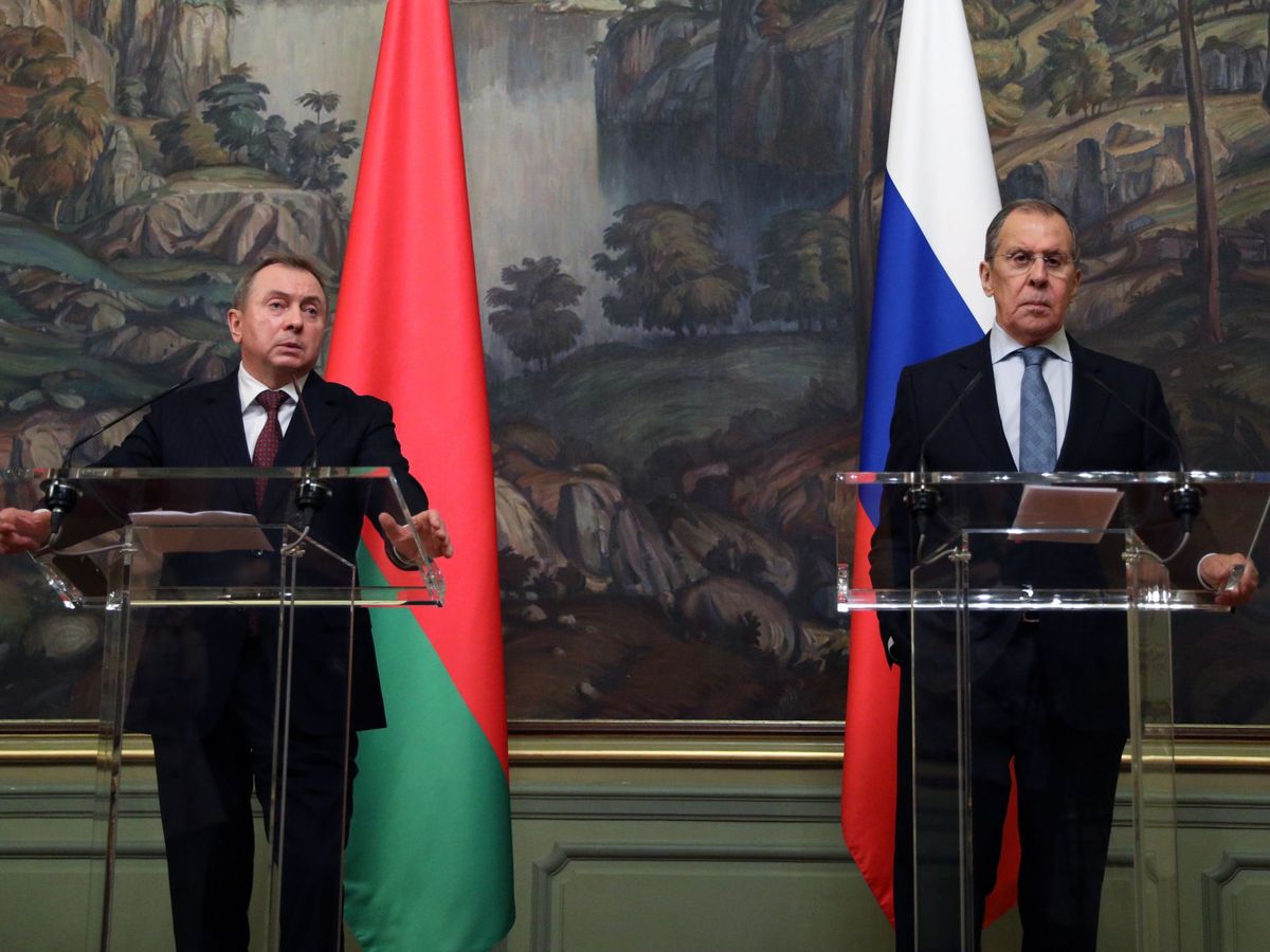 Foto: Uladzimir Makei, exministro de Asuntos Exteriores en Bielorrusia, junto a su homólogo ruso, Sergey Lavrov. (EFE)