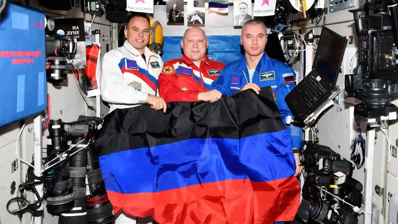 Foto: Los cosmonautas rusos Oleg Artemyev, Denis Matveev y Sergey Korsakov con la bandera de la república no reconocida de Donetsk, autoproclamada por los rusófilos en territorio ucraniano (Roscosmos)