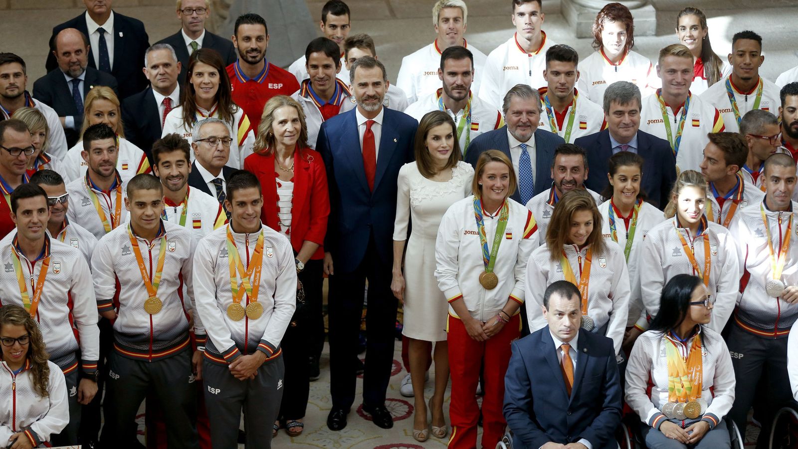 Foto: Foto de familia de los Reyes con algunos de los deportistas españoles ganadores de medallas y diplomas en los Juegos de Río (EFE)