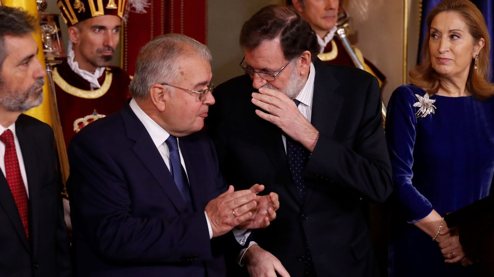 Foto: El presidente del Gobierno, Mariano Rajoy, entre el presidente del Tribunal Constitucional, Juan José González Rivas, y la presidenta del Congreso, Ana Pastor. (EFE)