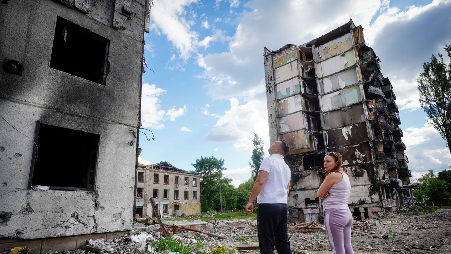 FILED - 15 June 2022, Ukraine, Borodyanka: Residents stand in front of destroyed residential buildings in Borodyanka. Ukraine counts 170,000 buildings damaged or destroyed by Russian army Photo: Kay Nietfeld/dpa
  (Foto de ARCHIVO)
15/06/2022 ONLY FOR USE IN SPAIN