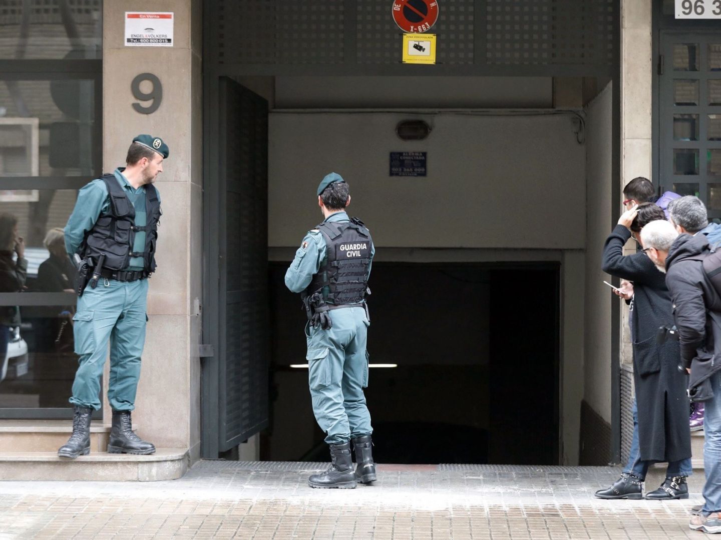 Agentes de la Guardia Civil frente a la entrada al garaje de la vivienda de José María Corbín. (EFE)