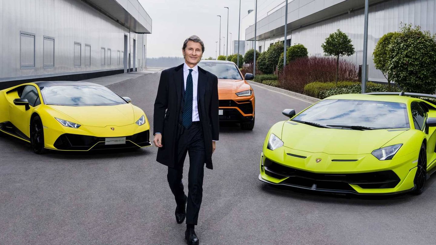 Stephan Winkelmann, CEO de Lamborghini, junto a algunos de los modelos más representativos de su marca.