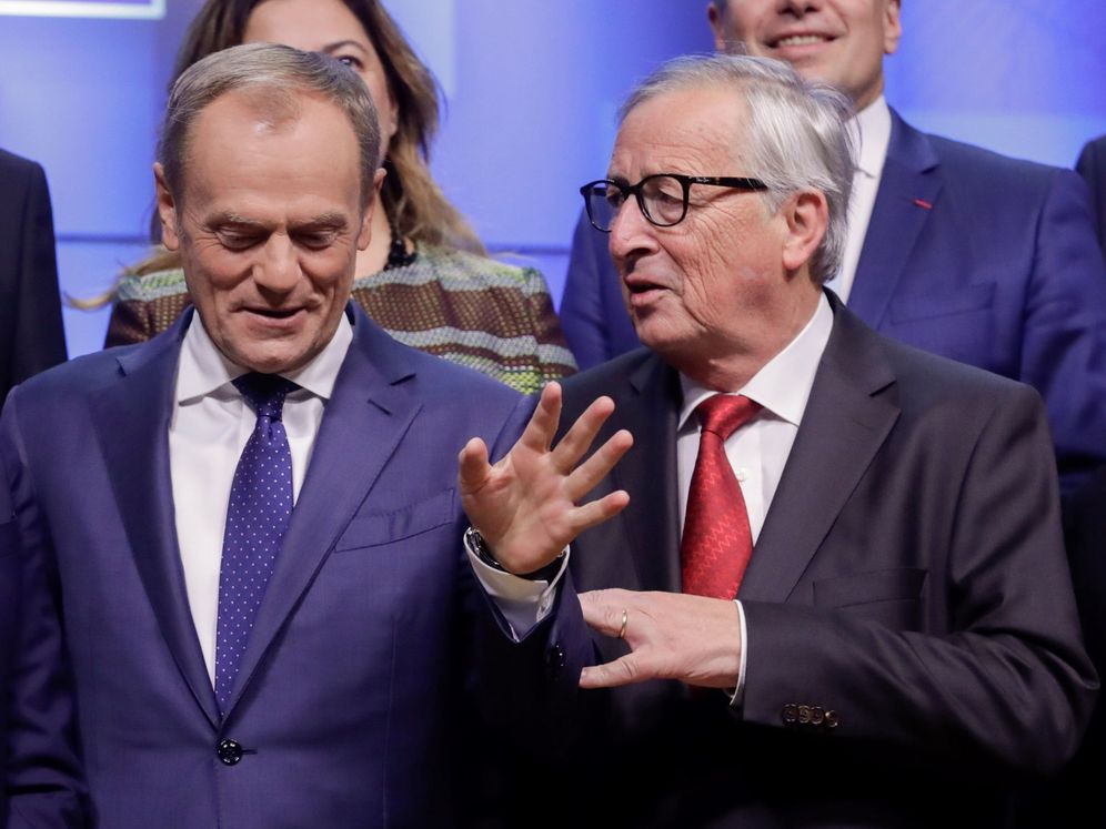 Foto: El presidente de la Comisión Europea, Jucker, junto a Donald Tusk. (EFE)