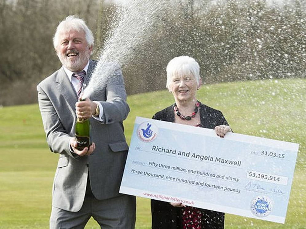 Foto: Richard y Angela Maxwell, el día que recogieron su cheque por más de 61 millones de euros (Foto: National Lottery)