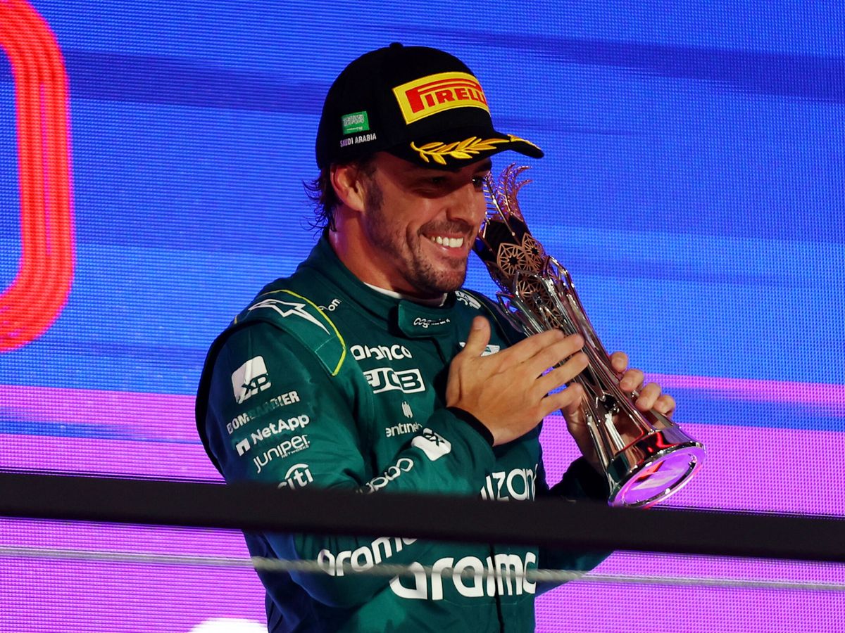 Foto: Fernando Alonso celebra su tercer puesto en Arabia Saudí. (REUTERS/Rula Rouhana).